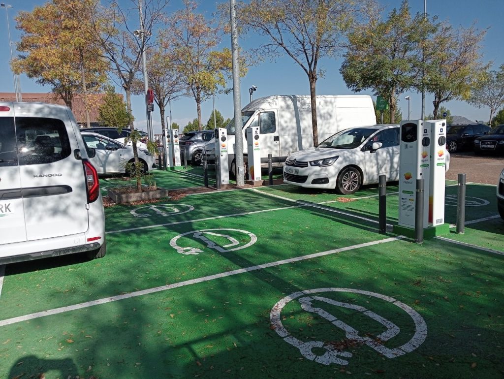 Concluye la instalación de puntos de recarga de vehículos eléctricos en la estación Fernando Zóbel