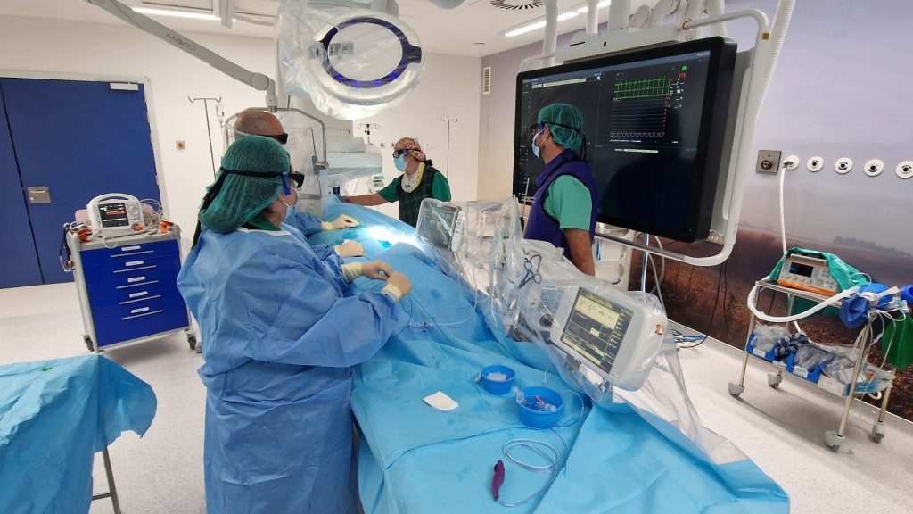El Hospital Universitario incorpora tecnología IVUS para hacer angioplastias coronarias que antes de derivaban a Albacete