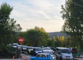 Colisión en la Avenida San Julián con un joven conductor afectado y un vehículo  atravesado en la vía
