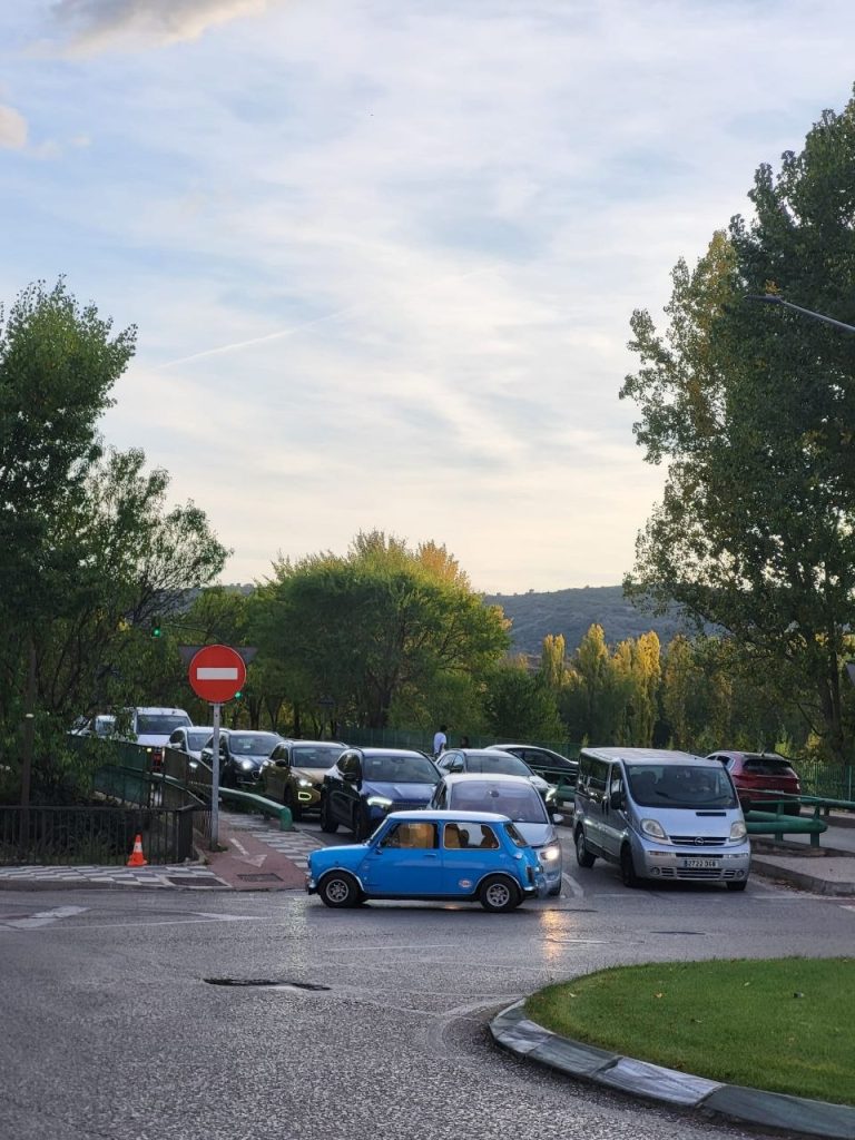 Colisión en la Avenida San Julián con un joven conductor afectado y un vehículo  atravesado en la vía
