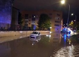 Un vehículo atrapado y una colisión de turismos, entre las 17 intervenciones policiales de una noche de tormenta en Cuenca