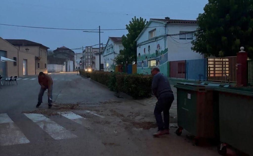 Trabajos de limpieza de agua y barro en Ledaña tras el episodio de fuertes tormentas de este domingo