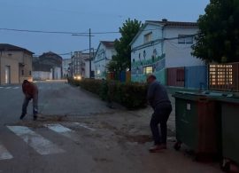 Trabajos de limpieza de agua y barro en Ledaña tras el episodio de fuertes tormentas de este domingo