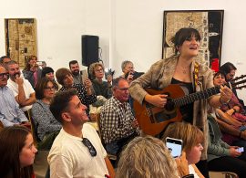 Rozalén llena la Fundación Antonio Pérez y confirma su calidad humana en una gratificante charla con Collado