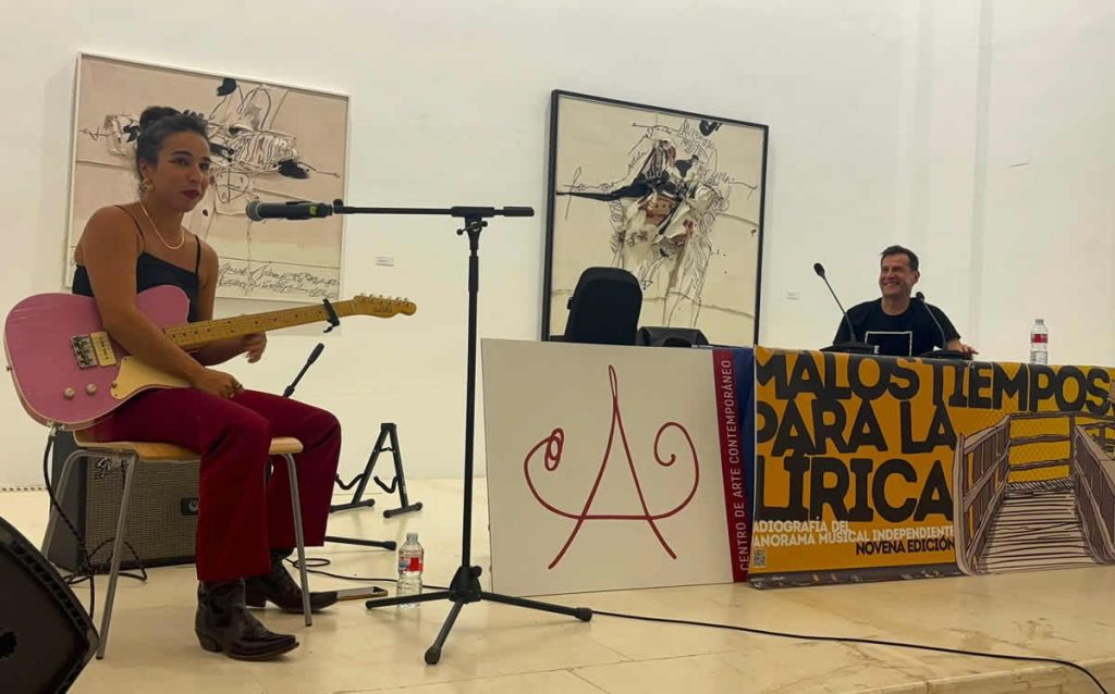 Vivencias, técnica musical y canciones en una inspiradora charla con Alba ‘La Perra’ Blanco en el ciclo ‘Malos tiempos para la lírica’